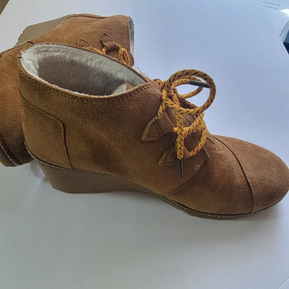 TOMS Desert Tan Suede Wedge Ankle Boots Women’s Size 10 Faux Fur Lined